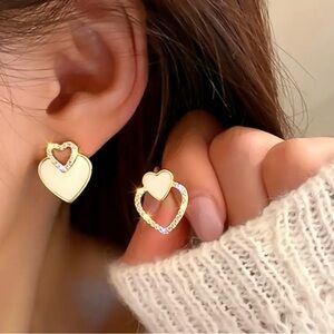 1 Pair of Asymmetrical Rhinestone Heart Stud Earrings for Women